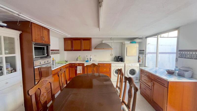 4 bedroom Townhouse for sale