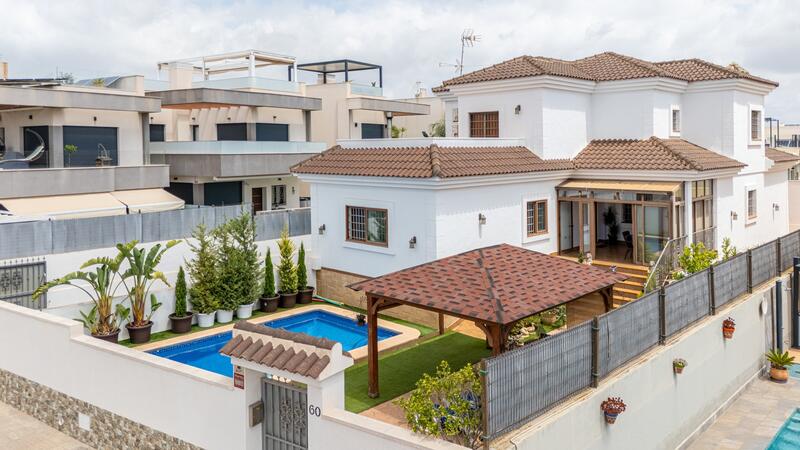 Villa til salg i Los Montesinos, Alicante
