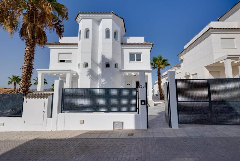 Villa till salu i La Marina, Alicante