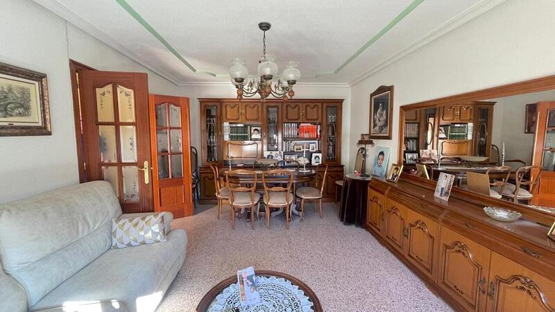 4 slaapkamer Gezinswoning Te koop