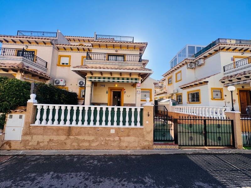 Villa till salu i La Zenia, Alicante