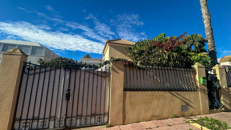 2 slaapkamer Gezinswoning Te koop