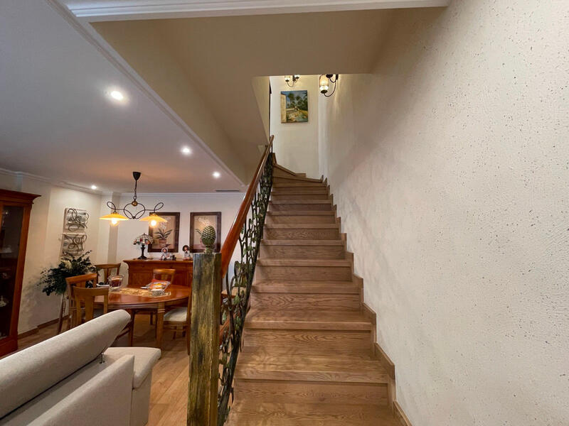 4 bedroom Townhouse for sale