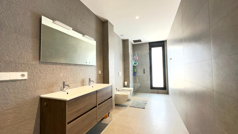 6 bedroom Villa for sale