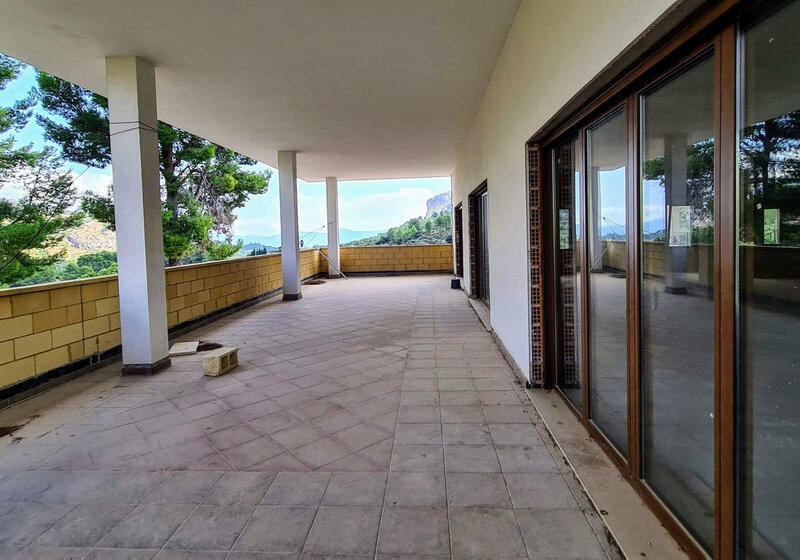 13 soverom Herregård til salgs