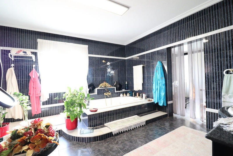 5 Schlafzimmer Villa zu verkaufen 5 Schlafzimmer Villa zu verkaufen