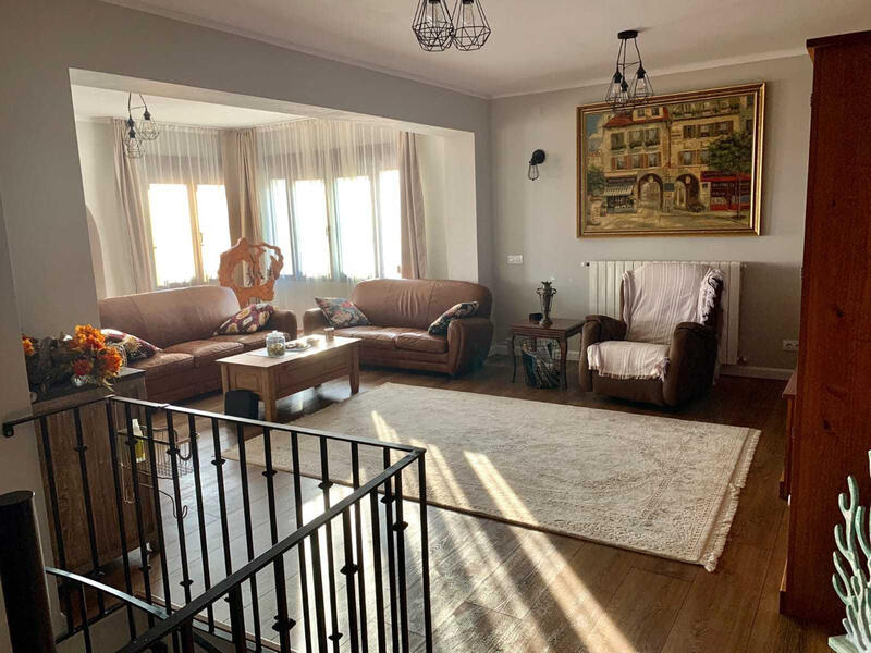 8 bedroom Villa for sale