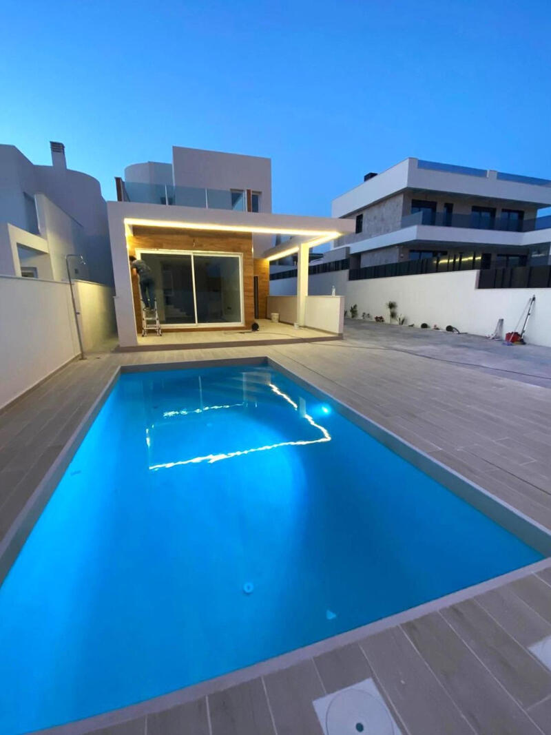 Villa til salg i Torrevieja, Alicante