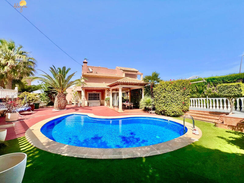 Villa til salgs i Torrevieja, Alicante