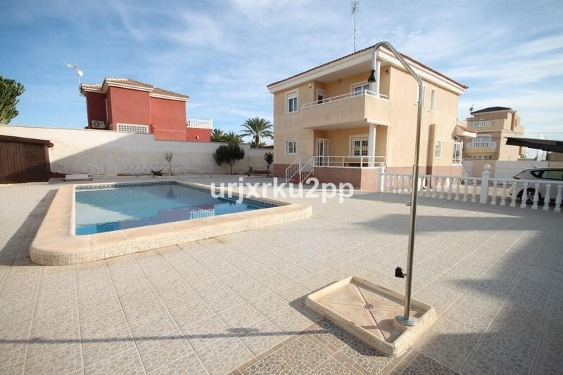 Villa till salu i Torrevieja, Alicante