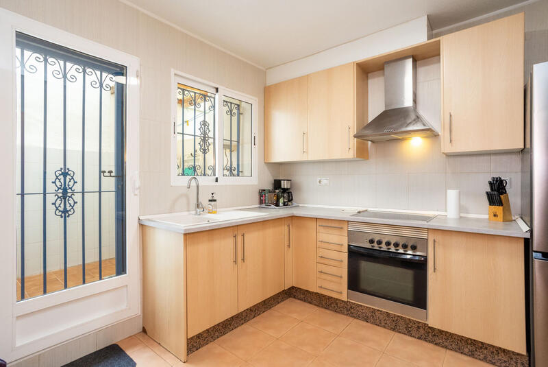 3 спальная комната городская тюрьма продается