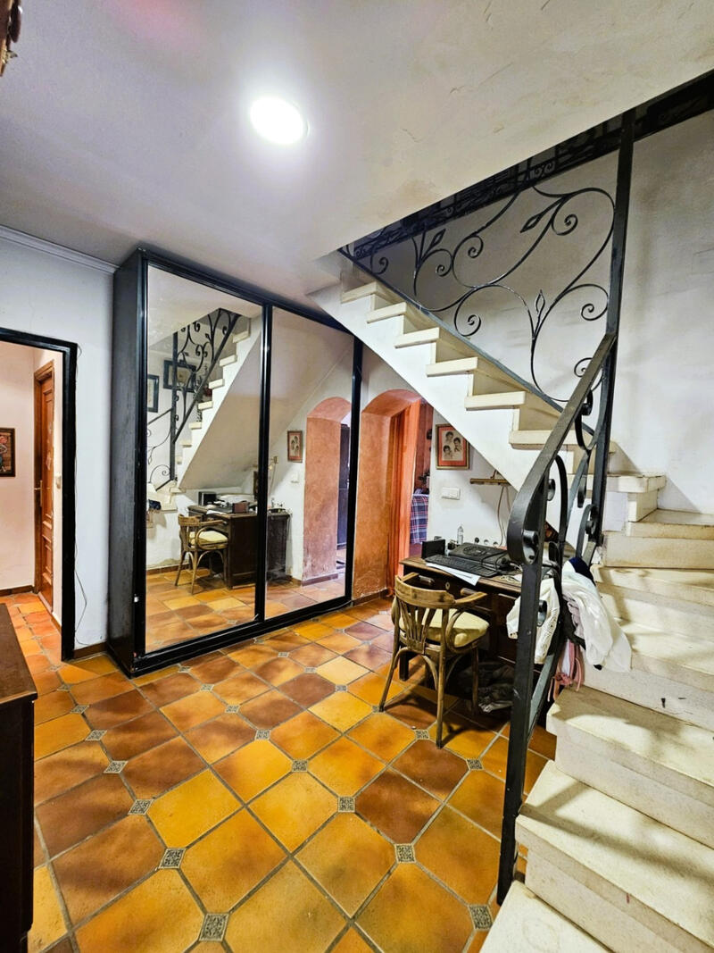 6 bedroom Villa for sale