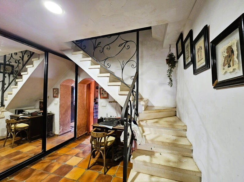 6 bedroom Villa for sale