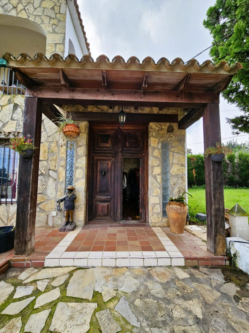 6 bedroom Villa for sale