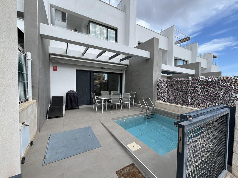 Townhouse for sale in Villamartin, Alicante