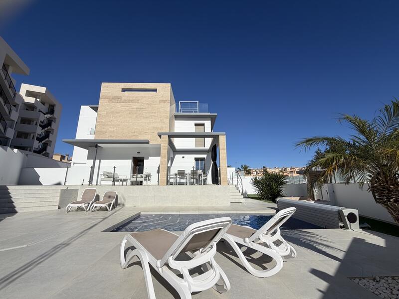Villa à vendre dans Villamartin, Alicante Villa à vendre dans Villamartin, Alicante