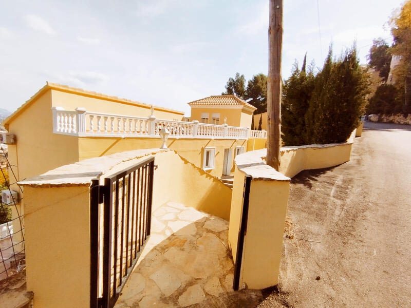 8 bedroom Villa for sale