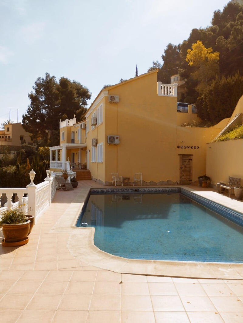 8 bedroom Villa for sale