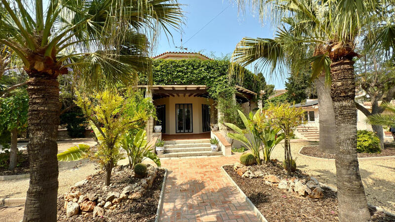 6 bedroom Villa for sale