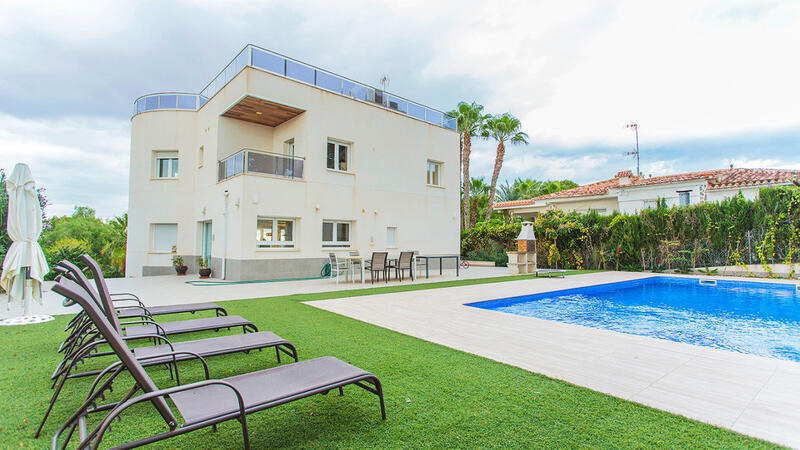 Villa en venta en Los Balcones, Alicante
