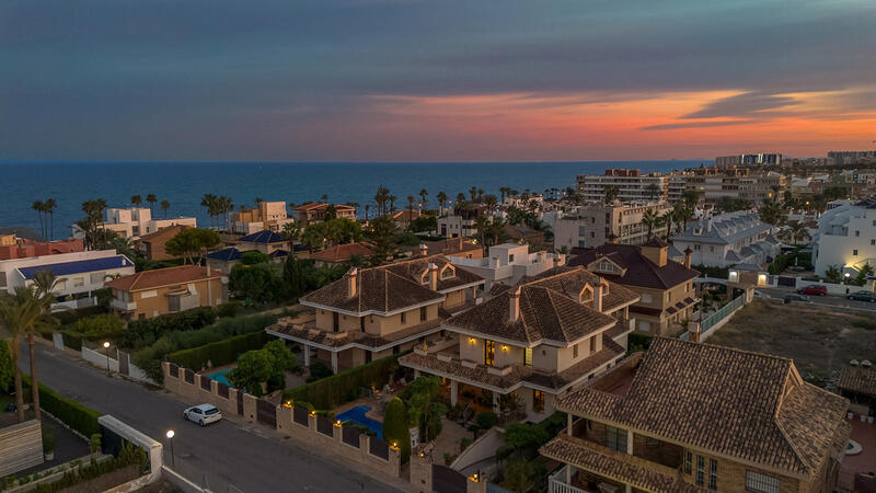 6 bedroom Villa for sale