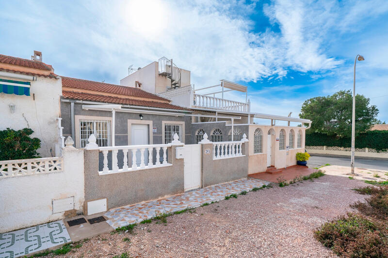 Villa en venta en Torrevieja, Alicante
