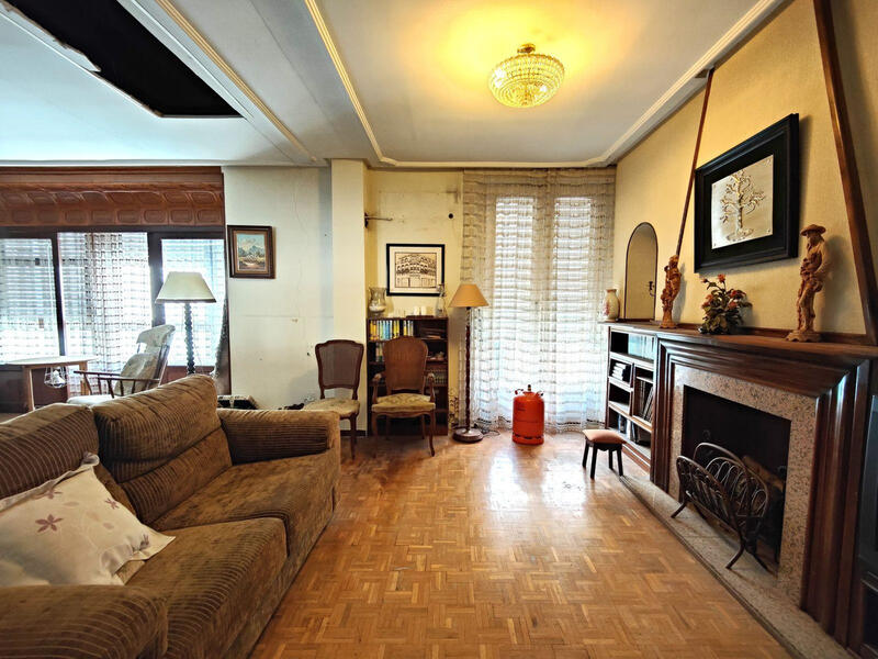 5 bedroom Apartment for sale