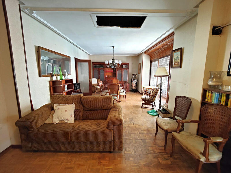 5 bedroom Apartment for sale