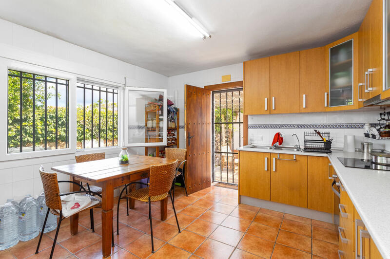 4 bedroom Townhouse for sale