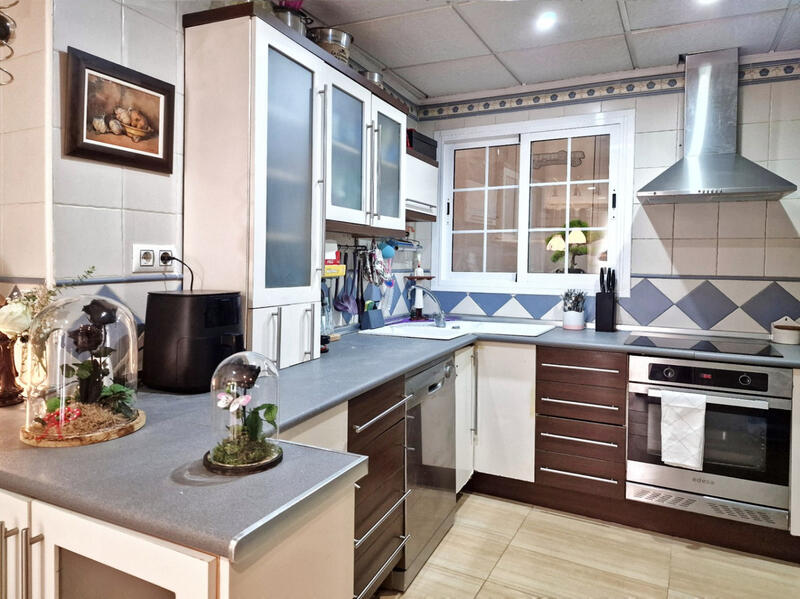 10 bedroom Townhouse for sale