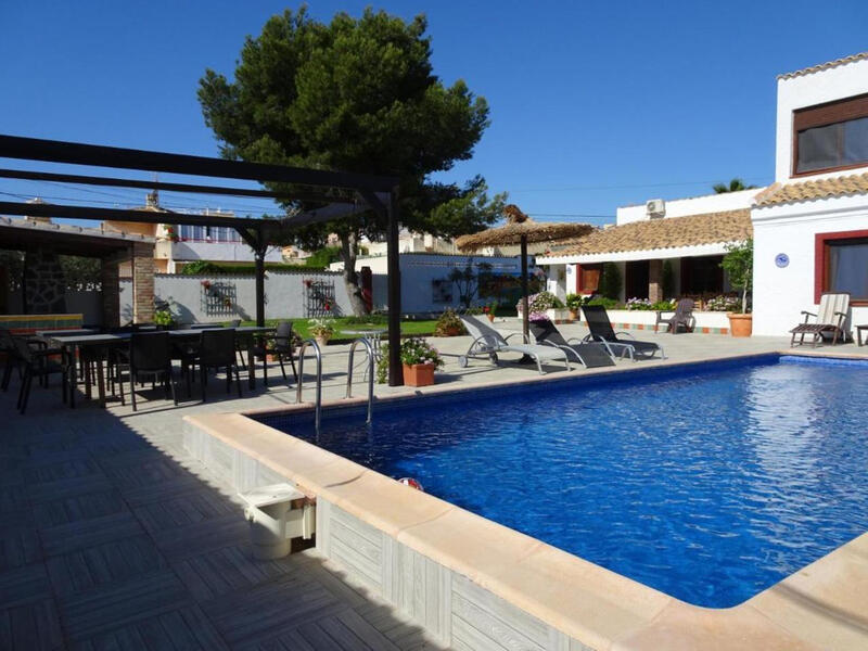 Villa en venta en Cabo Roig, Alicante
