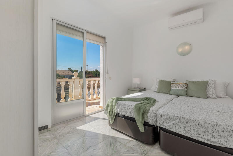 5 bedroom Villa for sale