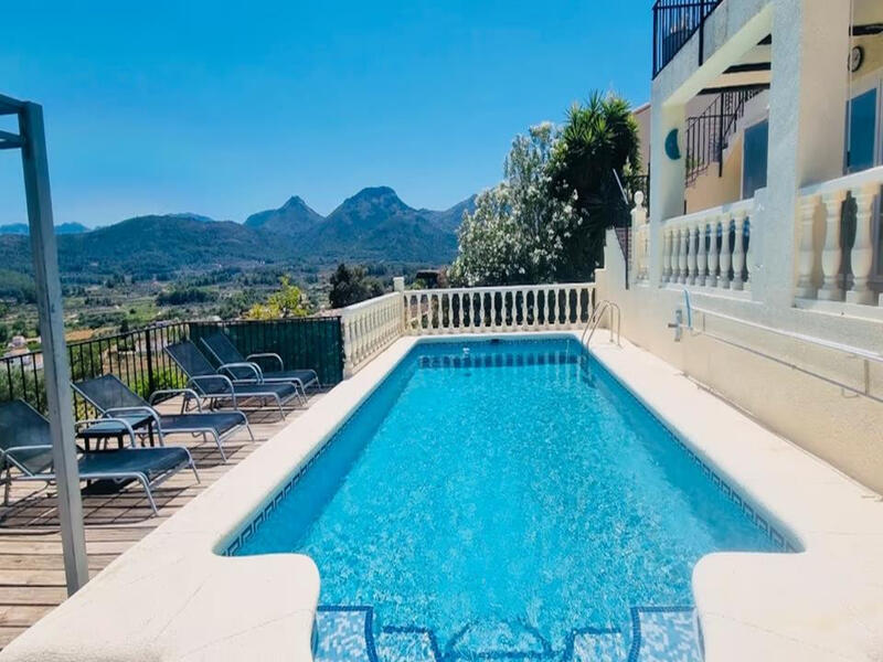 4 bedroom Townhouse for sale