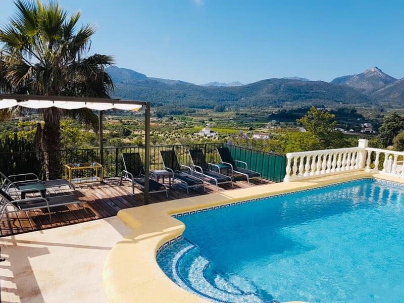 4 bedroom Townhouse for sale