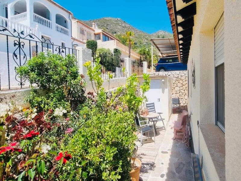 4 bedroom Townhouse for sale