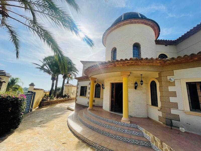 6 bedroom Villa for sale