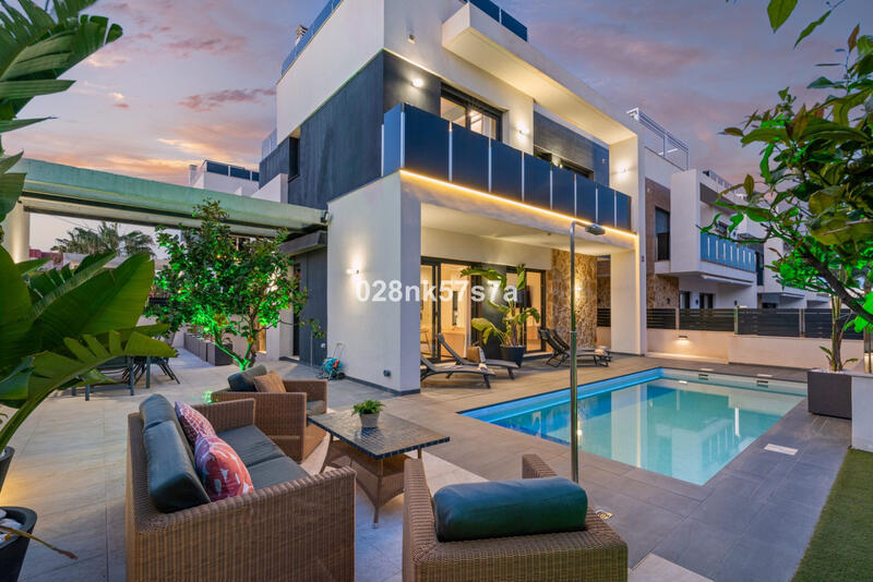 Villa til salgs i Campoamor, Alicante