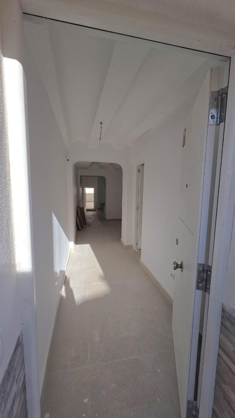 3 slaapkamer Gezinswoning Te koop 3 slaapkamer Gezinswoning Te koop