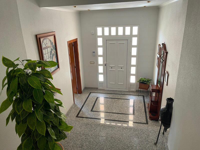 5 bedroom Townhouse for sale