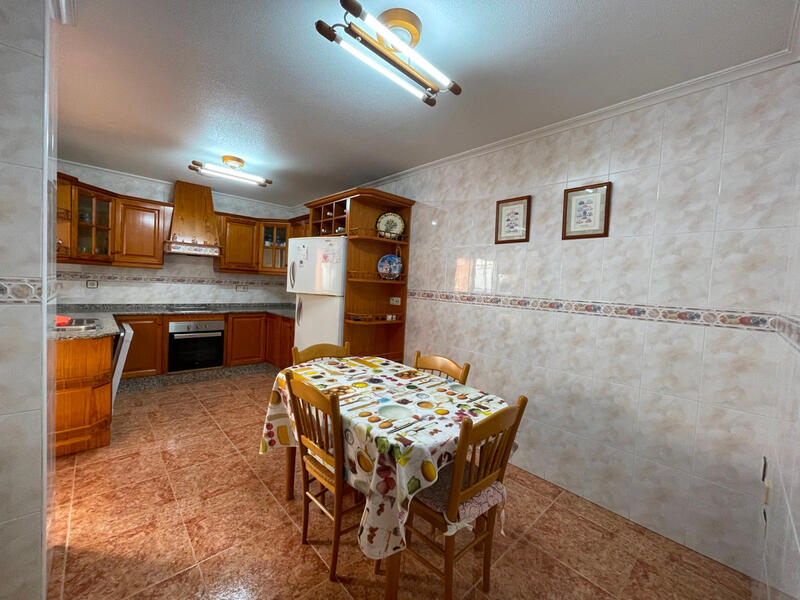 5 bedroom Townhouse for sale