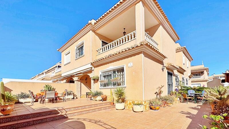 Townhouse for sale in Villamartin, Alicante