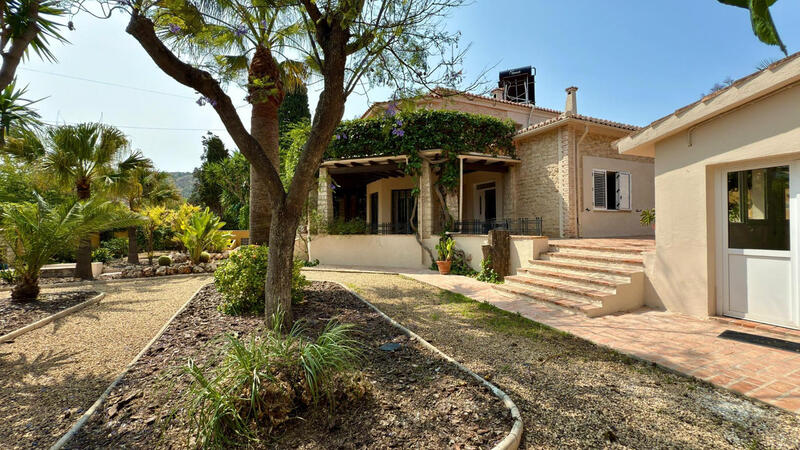 6 bedroom Villa for sale