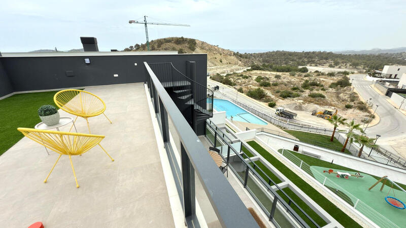 5 bedroom Townhouse for sale