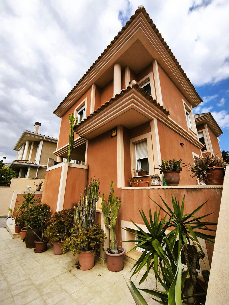 Villa til salgs i Alacant/Alicante, Alicante