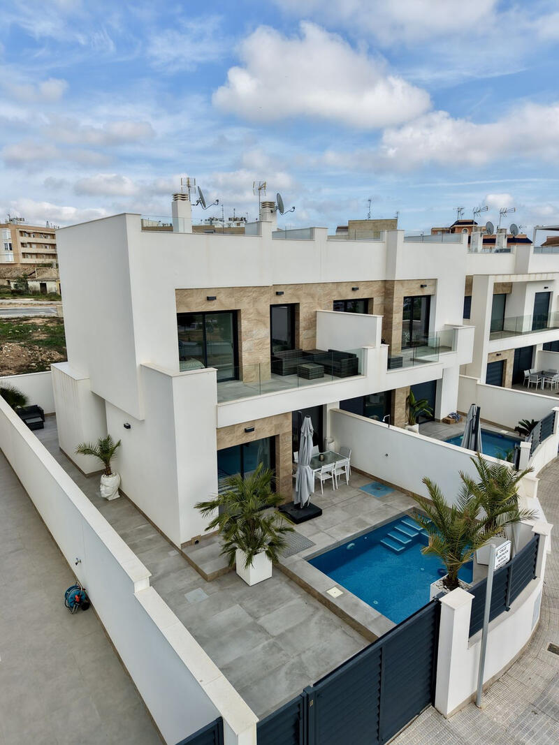 Villa en venta en Los Montesinos, Alicante