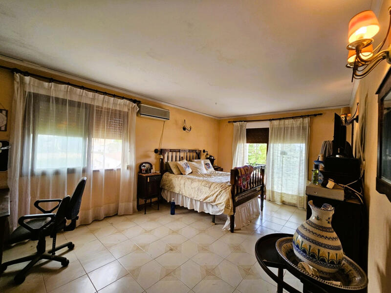 6 bedroom Villa for sale