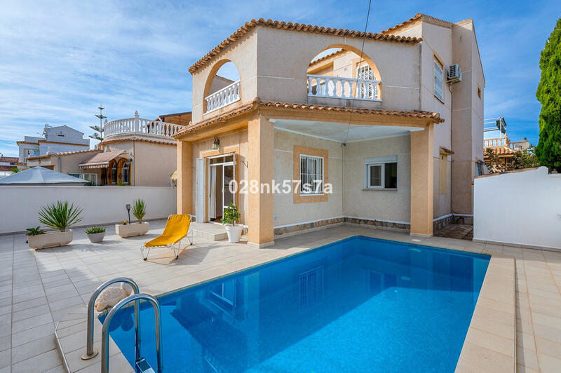 Villa Te koop in Playa Flamenca, Alicante