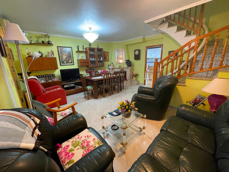 5 bedroom Townhouse for sale