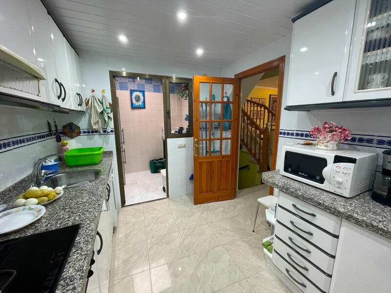 5 bedroom Townhouse for sale