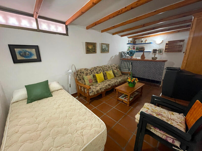 5 bedroom Townhouse for sale